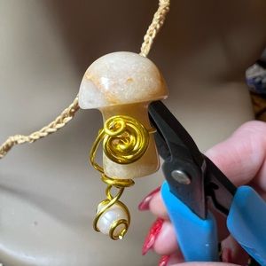 26 Mexican Agate Crystal w/ Freshwater Pearl Dangle gold tone Leather Necklace